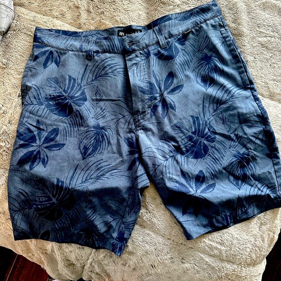 Travis Mathew’s Shorts men’s size 36 - Picture 6 of 6
